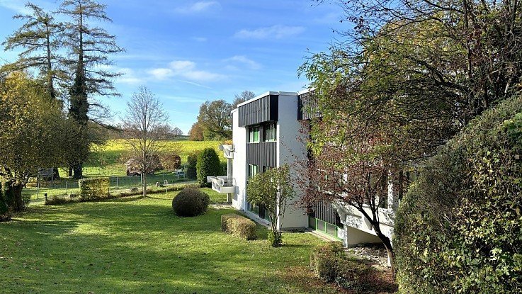 Foto Ruhige H�henlage mit S�dbalkon! 3 Zi.-Whg. mit gro�em Hobbyraum u. TG - 82319 Starnberg