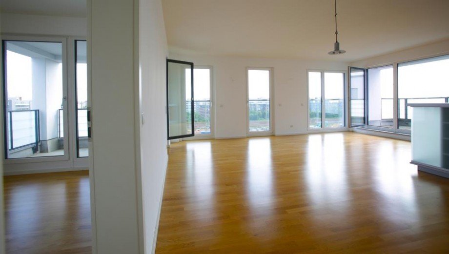 Blick ins B�ro mit Loggia und Wohnzimmer Richtung Wohnung M�nchen