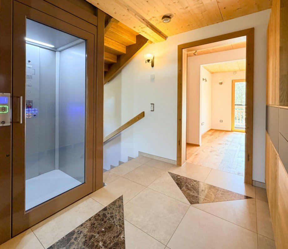 Aufzug Eingangsbereich Zweifamilienhaus Berg-Allmannshausen