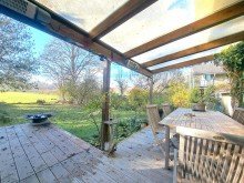Bakira Holzterrasse Kleines Haus - Gro�e Aussichten: Gr�nlage mit Blick zu Wald und Wiesen