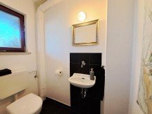 G�ste WC EG Kleines Haus - Gro�e Aussichten: Gr�nlage mit Blick zu Wald und Wiesen
