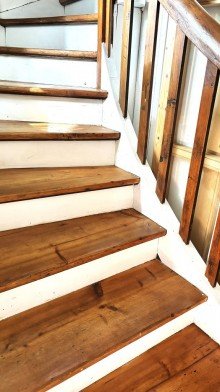 Treppe zum OG Zauberhafte Kapitalanlage mit Altbau-Charme - verkehrsnah und vermietet
