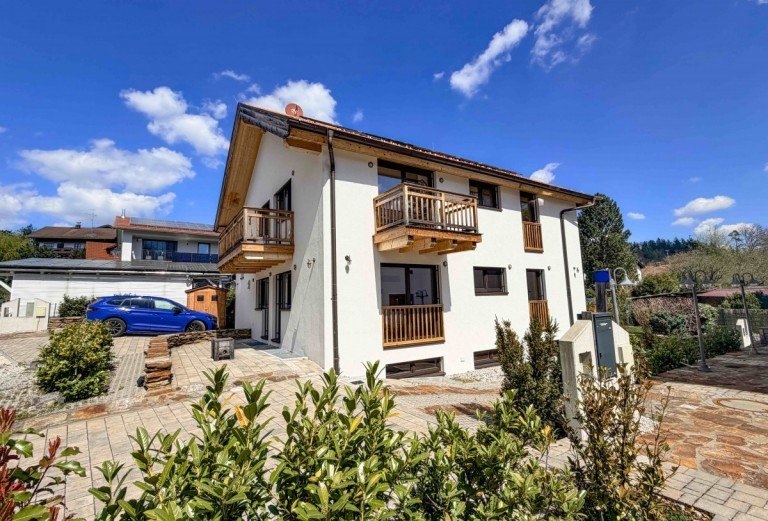 Hausansicht S�d-/West Berg-Allmannshausen - 10809 Zweifamilienhaus Energieeffizientes, exklusives Neubau-Zweifamilienhaus, unabh�ngig von �l und Gas!Modernes Wohnen im Nullemissionshaus in 82335 BERG Allmannshausen