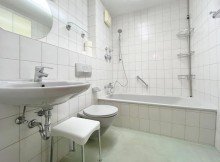 Bad  Haus im Haus  - Wohnung mit attraktiven S�dgarten/-terrasse zum Selbstbezug!
 Nahe zur S-Bahn in 82110 Germering