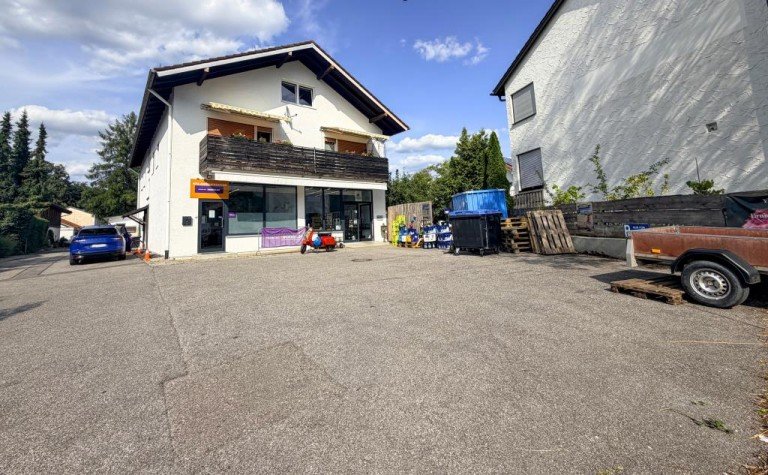 Hausansicht mit PKW-Stellpl�tze Starnberg - 10809188139 Einzelhandel Vermietete LADENGESCH�FTE - 82319 Starnberg Ihre KAPITALANLAGE am Starnberger See